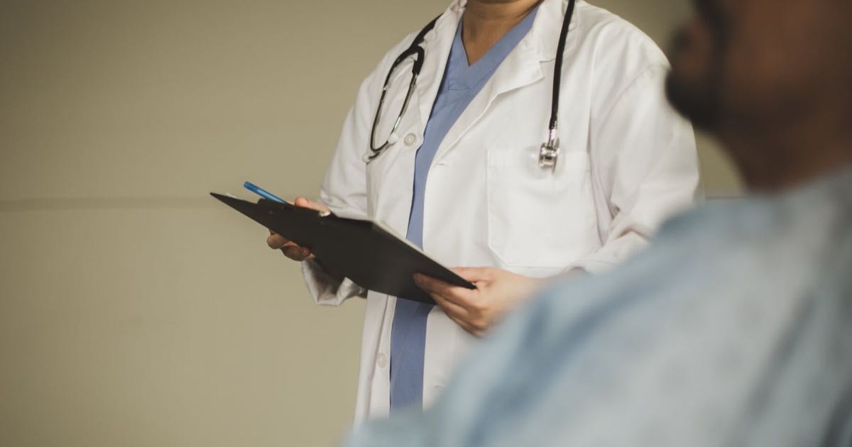 検査結果の用紙を持つ様子|草津・南草津のパーソナルジムが解説する健診の数値と筋トレ